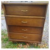 Vintage 4 drawer dresser 34 x 42.5 x 18 Vintage 4 drawer dresser 34 x 42.5 x 18