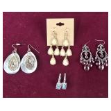 4prs of Earrings