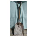 Short handled shovel