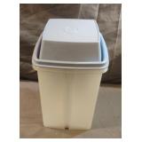 Tupperware Pick-A-Deli Container
