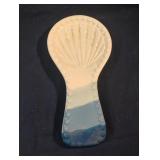 Seashell-shaped ceramic spoon rest