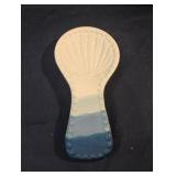 Seashell-shaped ceramic spoon rest