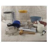 Multi-purpose kitchen shears, 2 1/2 qt measuring