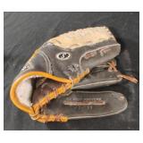 Spalding adult baseball glove