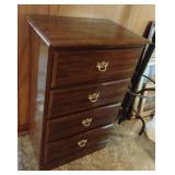 Dresser 4 drawer. Bottom drawer is broke. 25 x