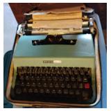 Vintage olivetti underwood letters 32 type writer