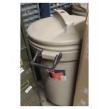 Rubbermaid  Roughneck 33 gal trashcan with water