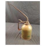 Vintage Eagle pump oil can. Has liquid