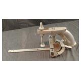 Miter gauge with pistol grip