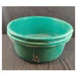 2 plastic pans