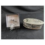vintage Jonette Jewelry (JJ) brooch features a