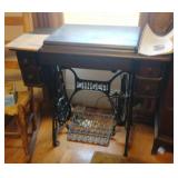 Vintage Singer sewing machine. Needs new belt. 34