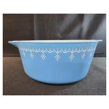 vintage Pyrex casserole dish "Snowflake Garland"