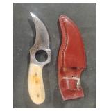 Curved skinner knife with case