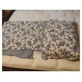 Reversible bed spread with 1 pillow sham. Twin