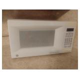 GE microwave. Works 19 x 11 x 13