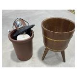 4 Quart Ice Cream Maker (powers on) / Vintage