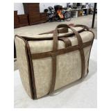 Singer Sewing Machine w/ Bag (powers on)