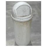 Rubbermaid Trashcan w/ Lid