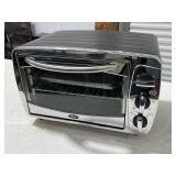 Oster Toaster Oven (powers on)