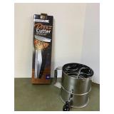 Flour Sifter & PIzza Cutter