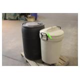 55 Gallon Plastic Barrel W/ Rubbermaid Yard Can