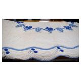 Scalloped Edge Hand Stitched Quilt 93x74' Some