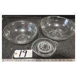 2 Pyrex Bowls & Lemon Squeezer