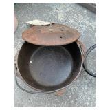 Cast-iron kettle with ventilated lid. .