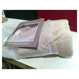 **COZY THROW BLANKET NIP