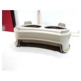 **DOG BOWL HOLDER