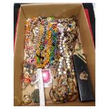 COSTUME JEWELRY INCLUDING 25+ NECKLACES