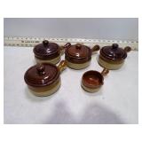 *4 RAMIKINS W/LIDS & MEASURING CUP