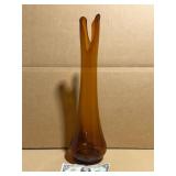 **MCM L.E. SMITH AMBER SWUNG GLASS VASE GLOWS