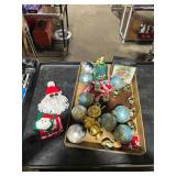**CHRISTMAS ORNAMENTS & DECOR