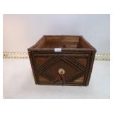 **WOODEN PLANTER NEW T