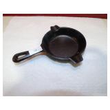 MINI LODGE CAST IRON PAN