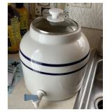Double blue band water crock with lid