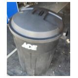 Rubbermaid roughneck trashcan with lid like new
