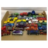32 Hot Wheels, Matchbox and others vehicles