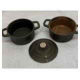 Two Crofton cast-iron 8 ounce pots, one lid