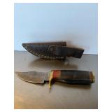 Handcrafted Damascus steel fixed-blade hunting kn.