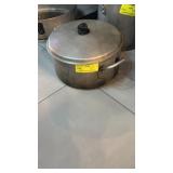 Medium pot with lid