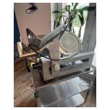 Globe slicing machine