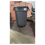 Rubbermaid 32 gallon garbage can on castor base