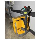 ELECTRIC PALLET JACK WITH INTERNAL CHARGER