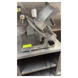 Globe slicing machine