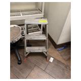 SMALL ALUMINUM STEP STOOL