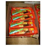 BOX LOT REESE'S CRUNCHY PEANUT BARS BB:8/25-12/25