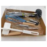 KITCHEN UTENSIL LOT - WHISKS, BEAN MASHER, SCOOPER